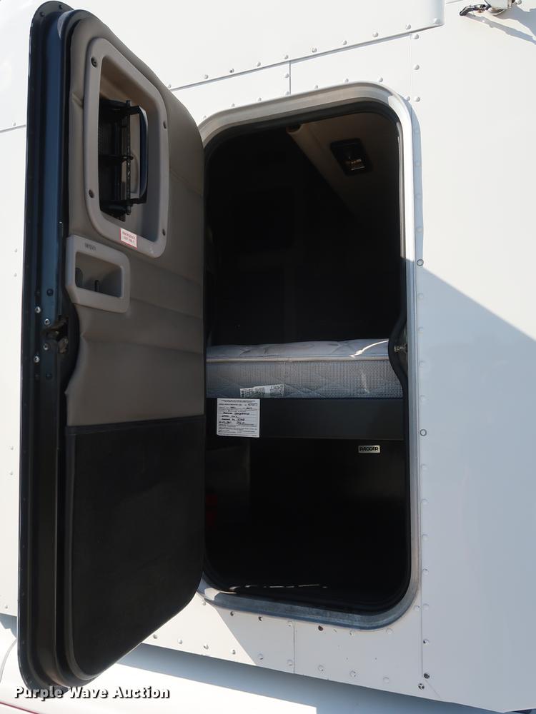 image for item DF2308 2006 Peterbilt 386 semi truck