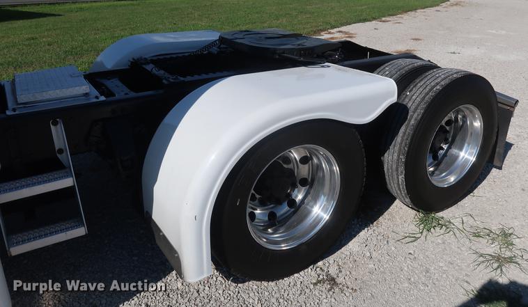 image for item DF2308 2006 Peterbilt 386 semi truck