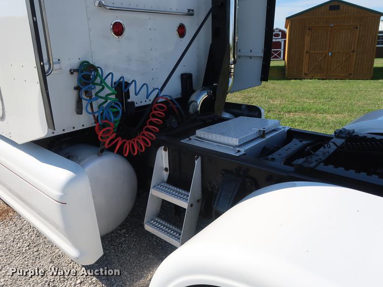 image for item DF2308 2006 Peterbilt 386 semi truck