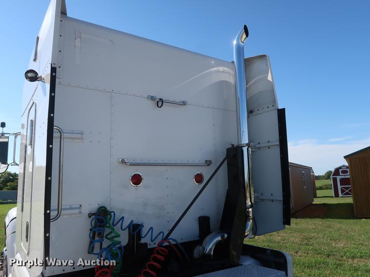 image for item DF2308 2006 Peterbilt 386 semi truck