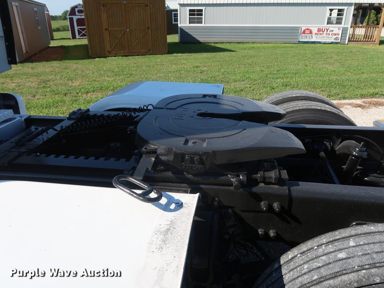 image for item DF2308 2006 Peterbilt 386 semi truck