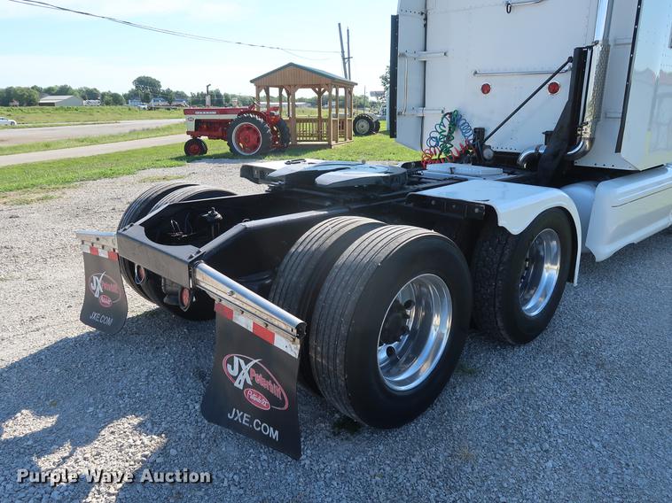 image for item DF2308 2006 Peterbilt 386 semi truck