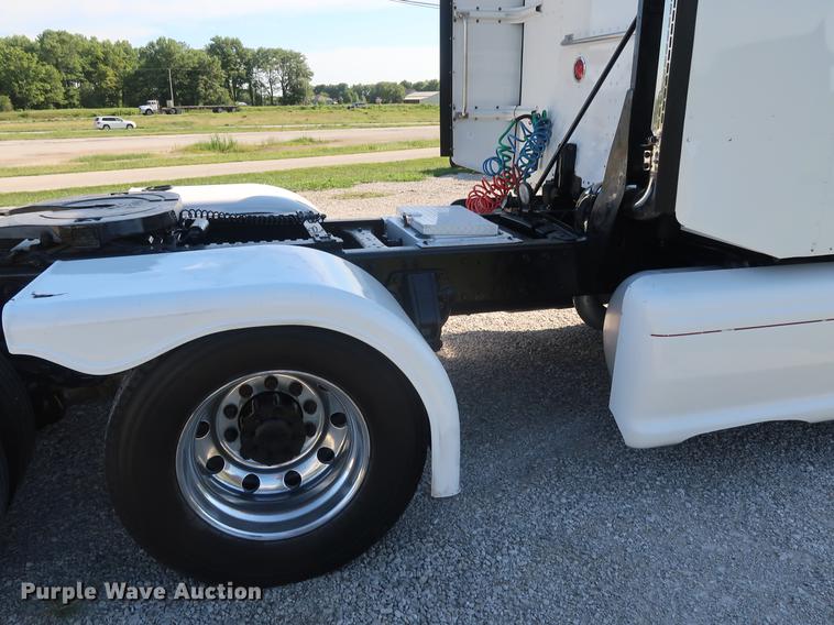 image for item DF2308 2006 Peterbilt 386 semi truck