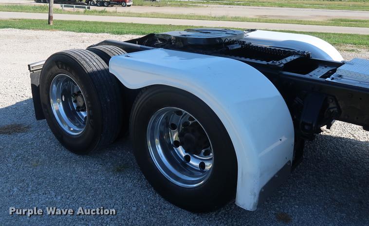 image for item DF2308 2006 Peterbilt 386 semi truck