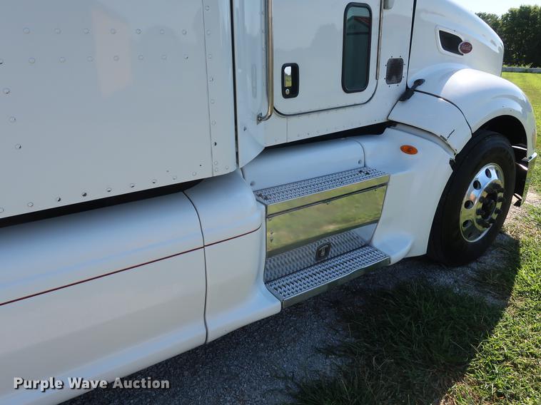 image for item DF2308 2006 Peterbilt 386 semi truck
