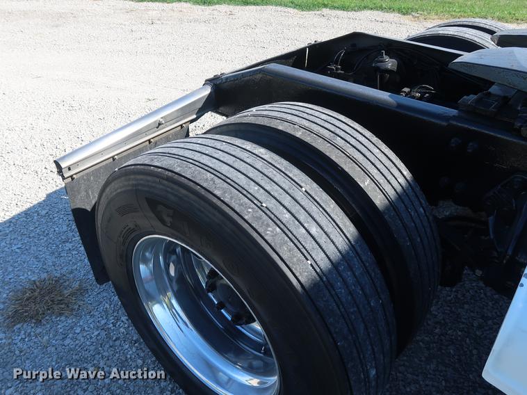 image for item DF2308 2006 Peterbilt 386 semi truck