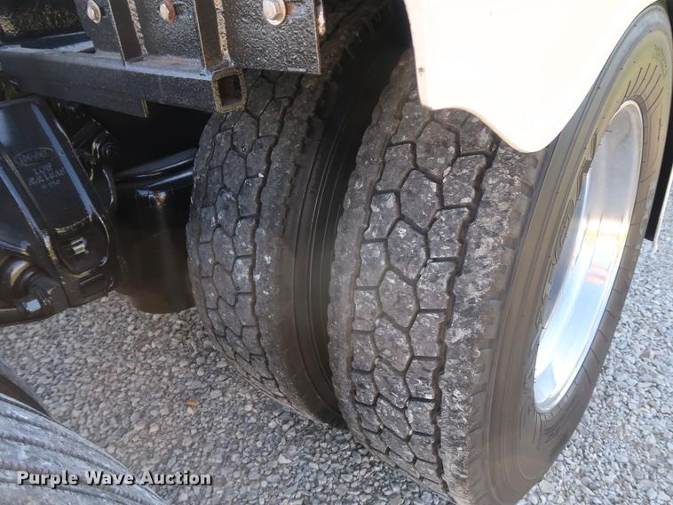 image for item DF2308 2006 Peterbilt 386 semi truck