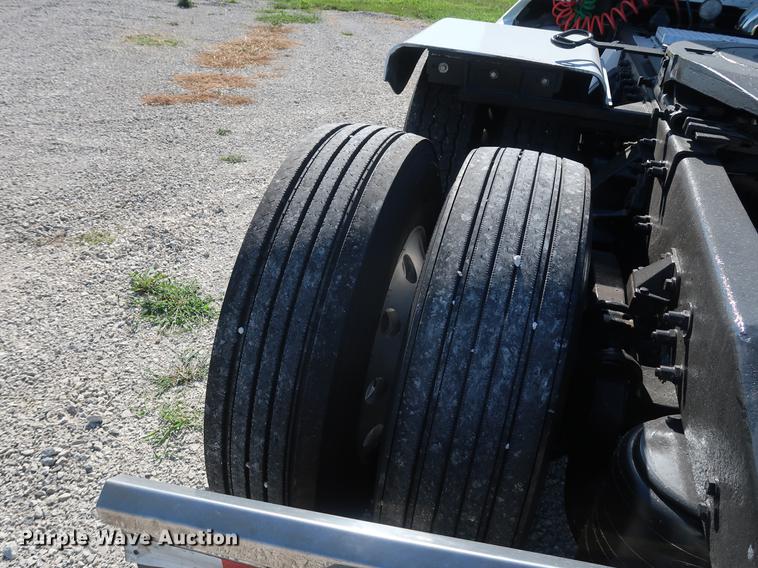 image for item DF2308 2006 Peterbilt 386 semi truck