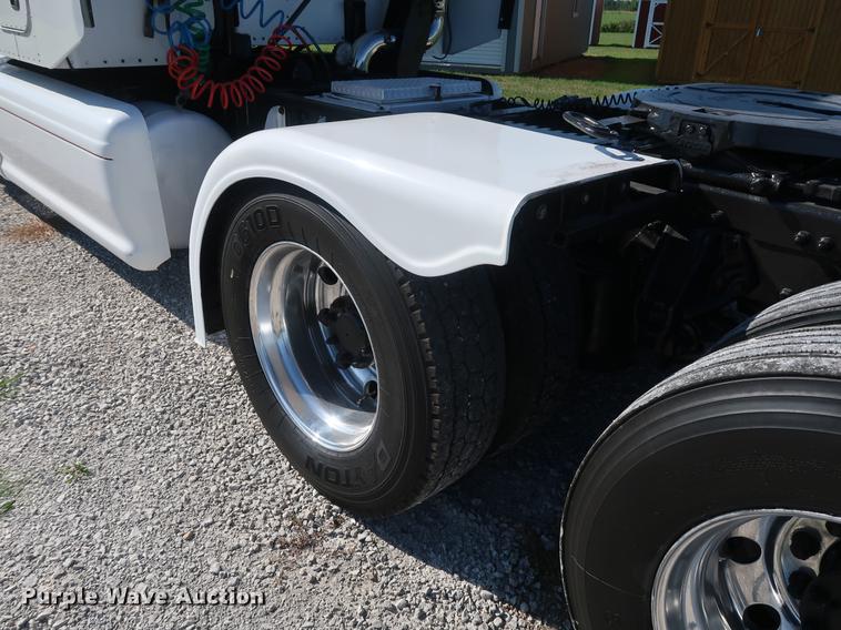 image for item DF2308 2006 Peterbilt 386 semi truck