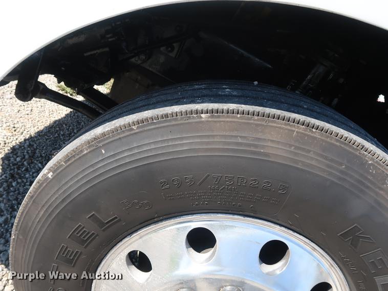 image for item DF2308 2006 Peterbilt 386 semi truck