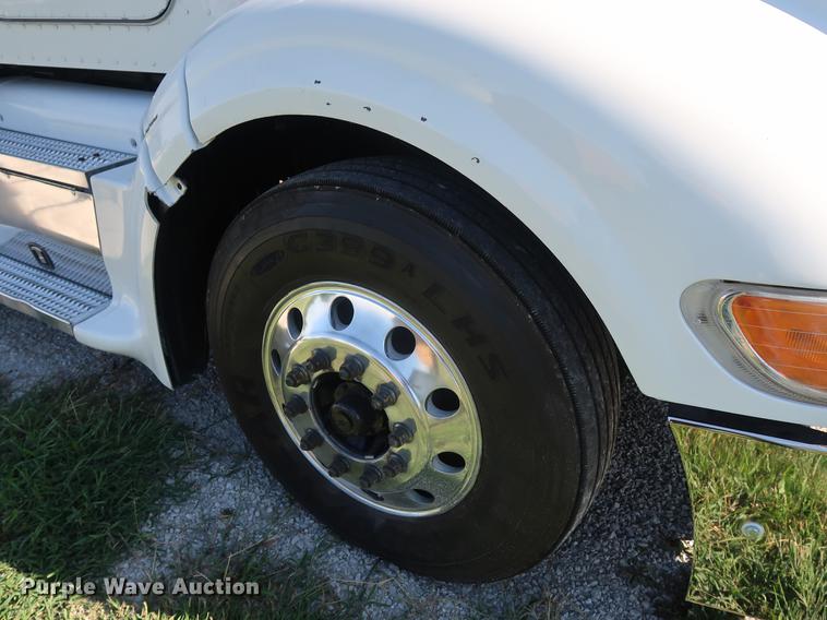 image for item DF2308 2006 Peterbilt 386 semi truck