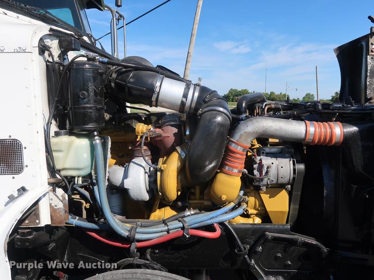 image for item DF2308 2006 Peterbilt 386 semi truck