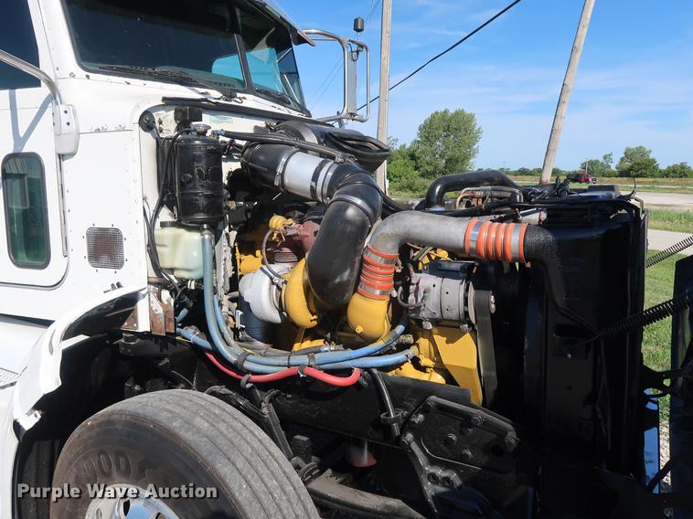 image for item DF2308 2006 Peterbilt 386 semi truck