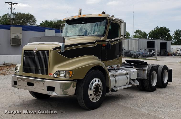 image for item DF2343 2005 International 9400i semi truck