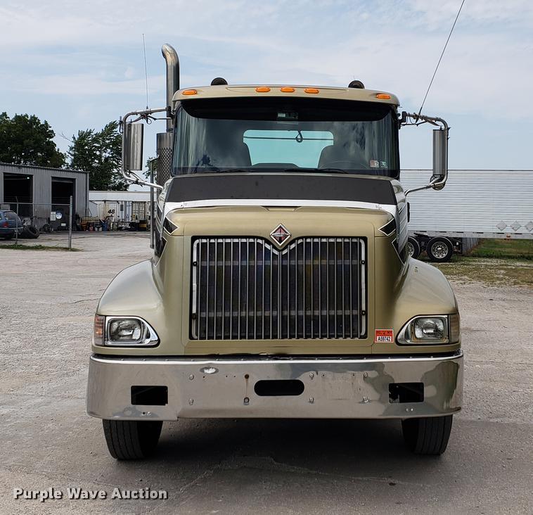 image for item DF2343 2005 International 9400i semi truck