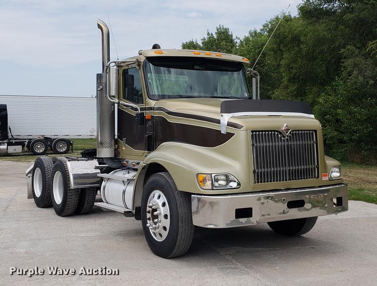 image for item DF2343 2005 International 9400i semi truck