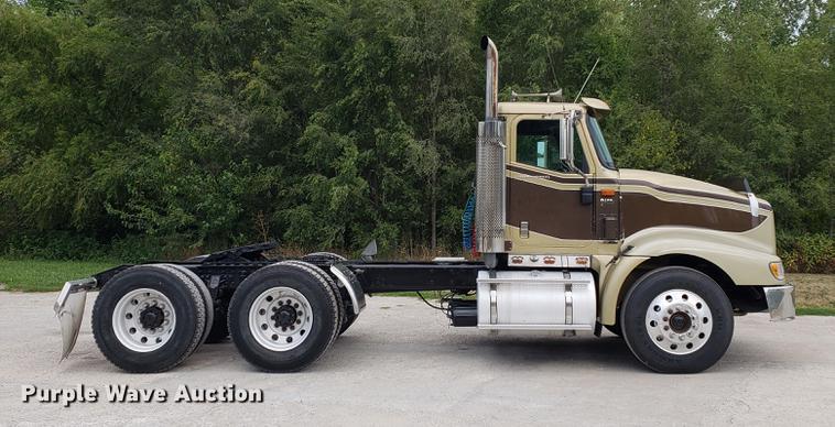 image for item DF2343 2005 International 9400i semi truck