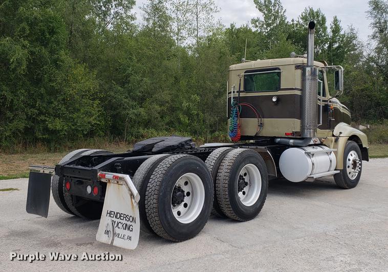 image for item DF2343 2005 International 9400i semi truck