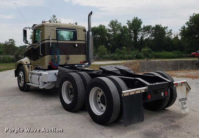 image for item DF2343 2005 International 9400i semi truck