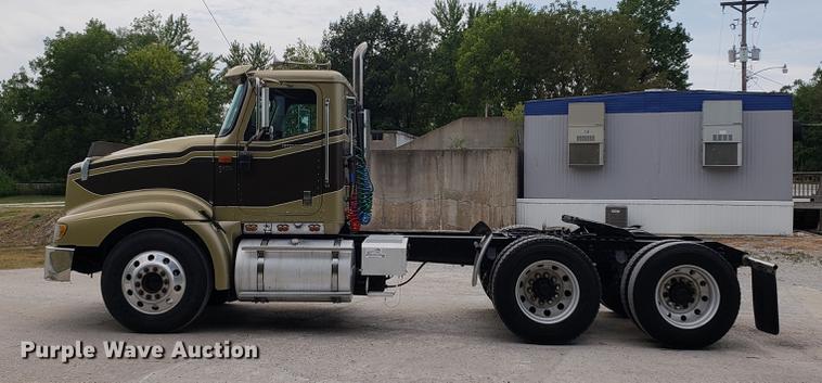 image for item DF2343 2005 International 9400i semi truck