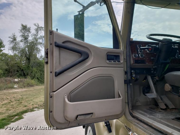 image for item DF2343 2005 International 9400i semi truck