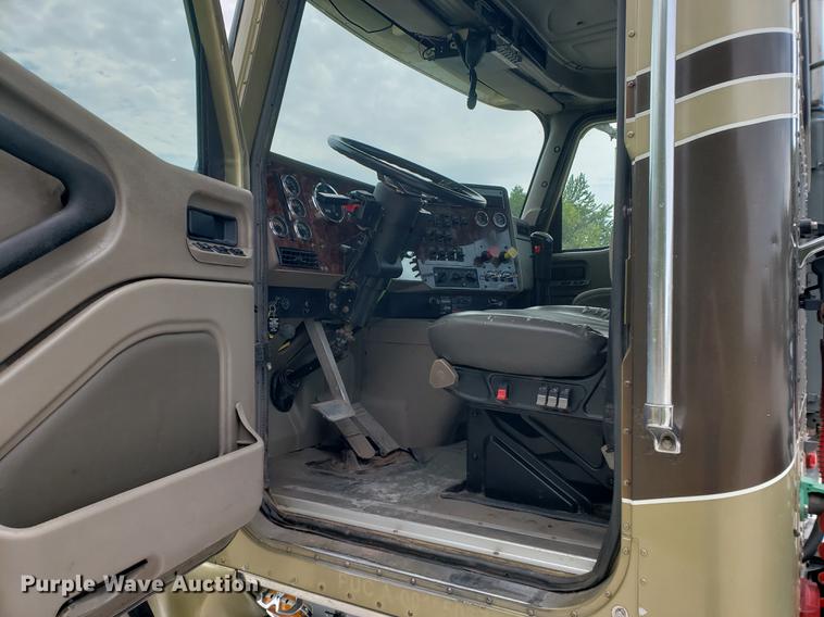 image for item DF2343 2005 International 9400i semi truck