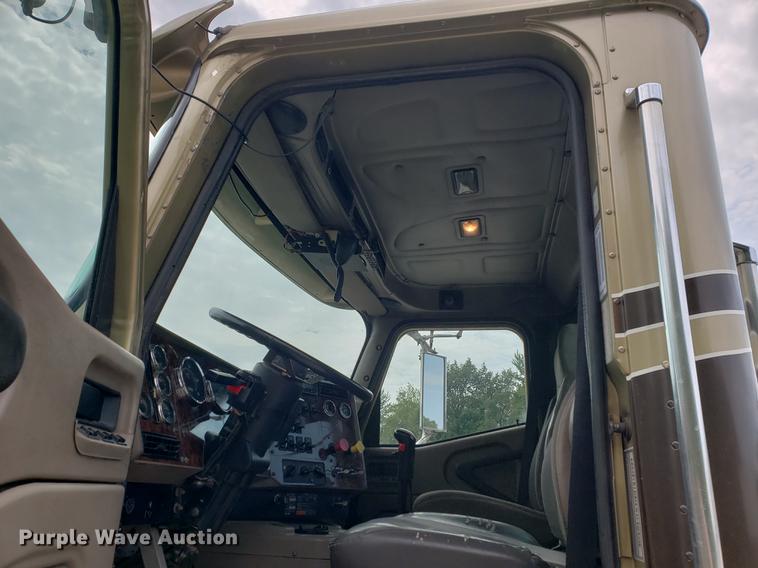 image for item DF2343 2005 International 9400i semi truck