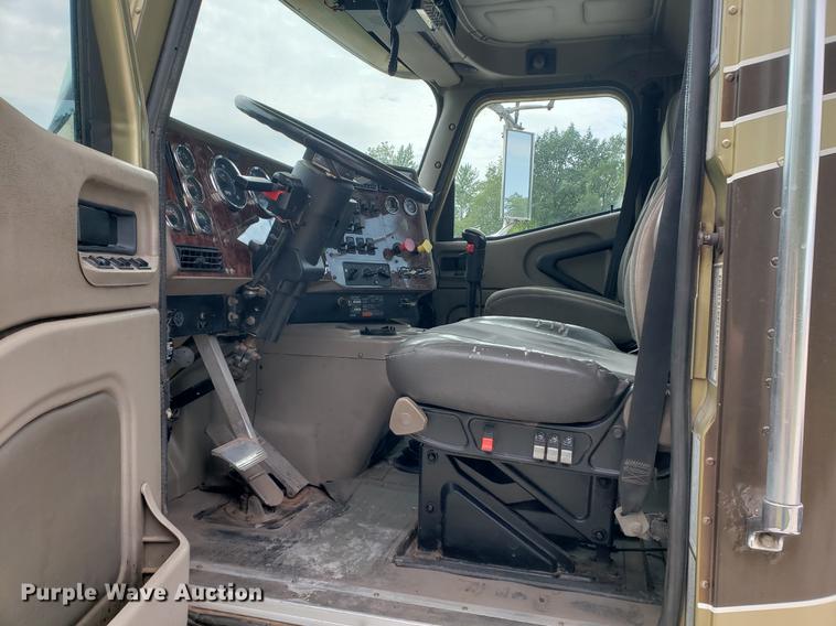 image for item DF2343 2005 International 9400i semi truck