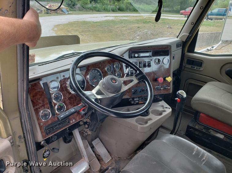 image for item DF2343 2005 International 9400i semi truck