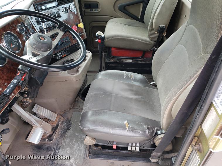 image for item DF2343 2005 International 9400i semi truck