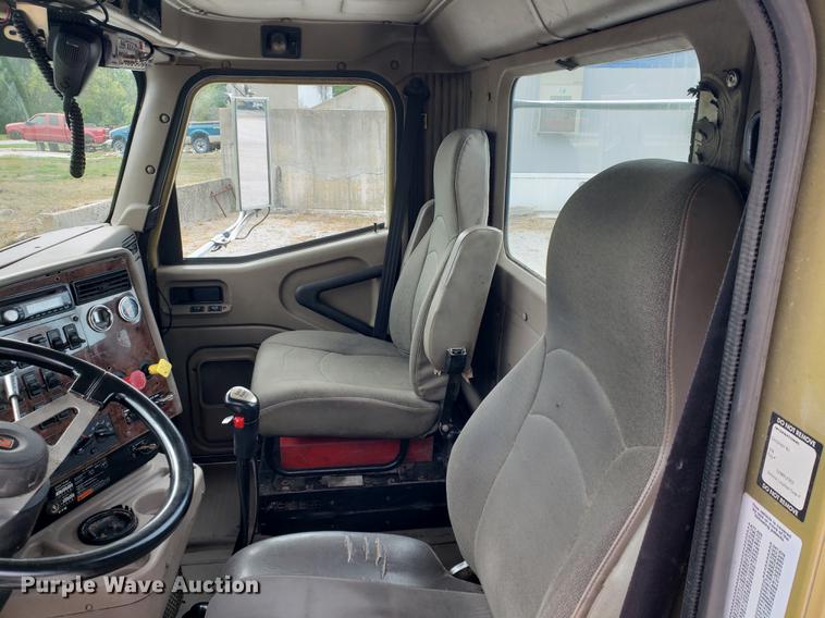 image for item DF2343 2005 International 9400i semi truck