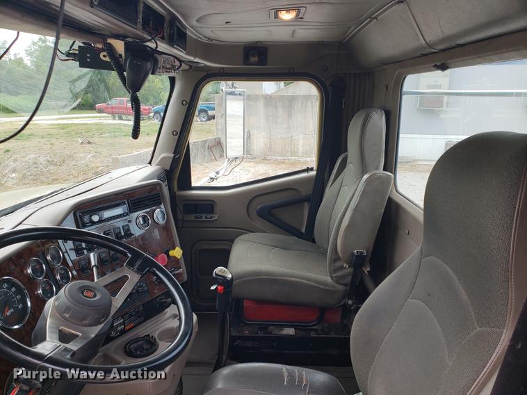 image for item DF2343 2005 International 9400i semi truck