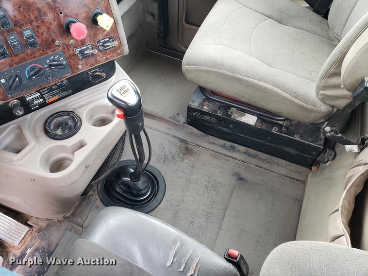 image for item DF2343 2005 International 9400i semi truck