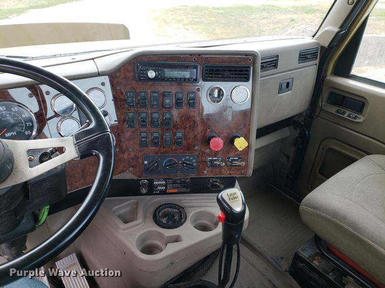 image for item DF2343 2005 International 9400i semi truck