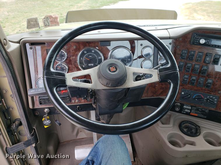 image for item DF2343 2005 International 9400i semi truck