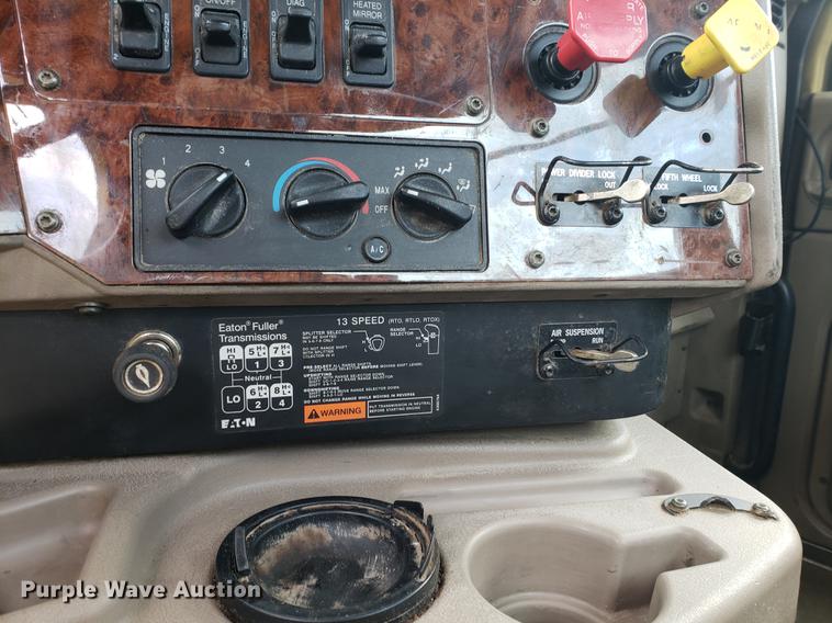 image for item DF2343 2005 International 9400i semi truck