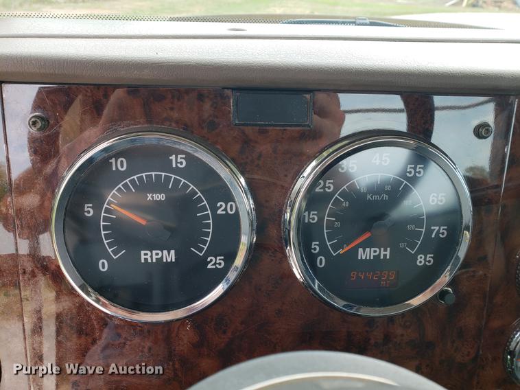 image for item DF2343 2005 International 9400i semi truck