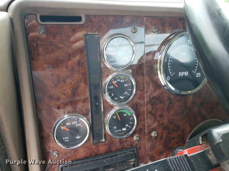 image for item DF2343 2005 International 9400i semi truck