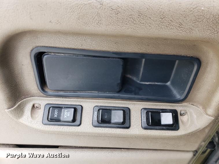 image for item DF2343 2005 International 9400i semi truck