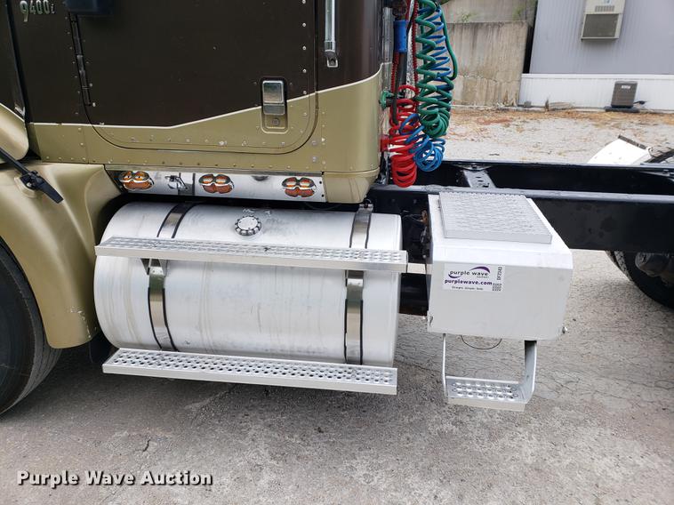 image for item DF2343 2005 International 9400i semi truck