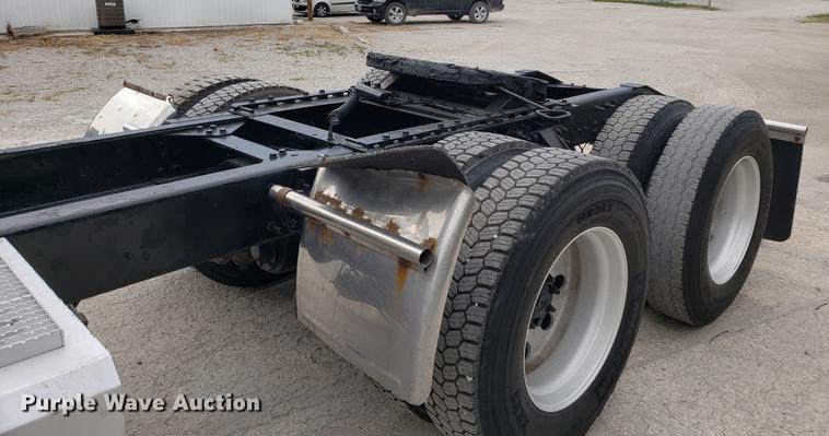 image for item DF2343 2005 International 9400i semi truck