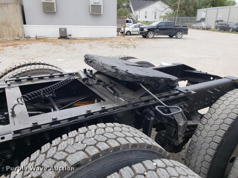 image for item DF2343 2005 International 9400i semi truck