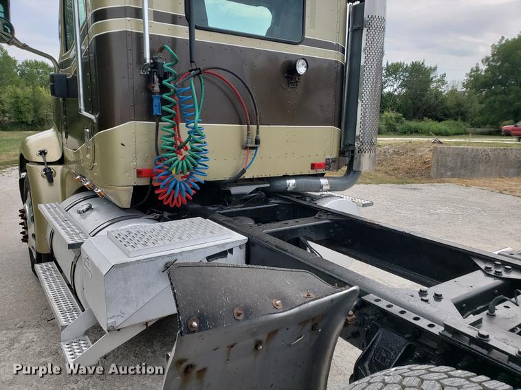 image for item DF2343 2005 International 9400i semi truck