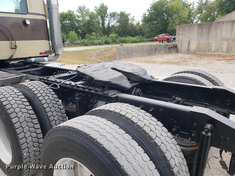 image for item DF2343 2005 International 9400i semi truck