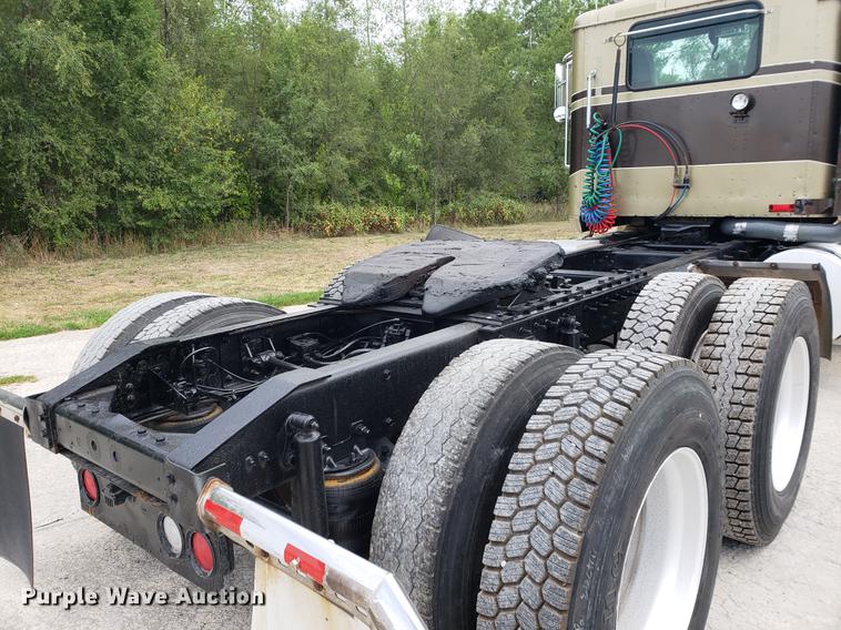 image for item DF2343 2005 International 9400i semi truck