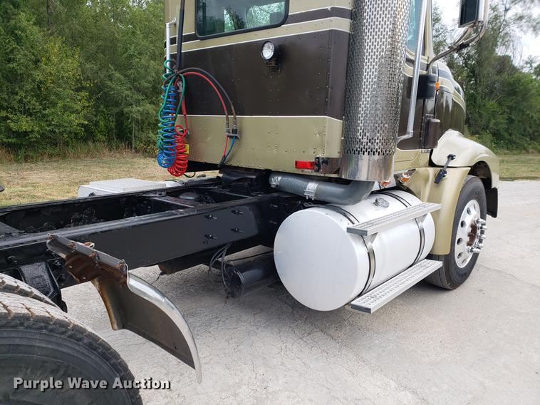 image for item DF2343 2005 International 9400i semi truck