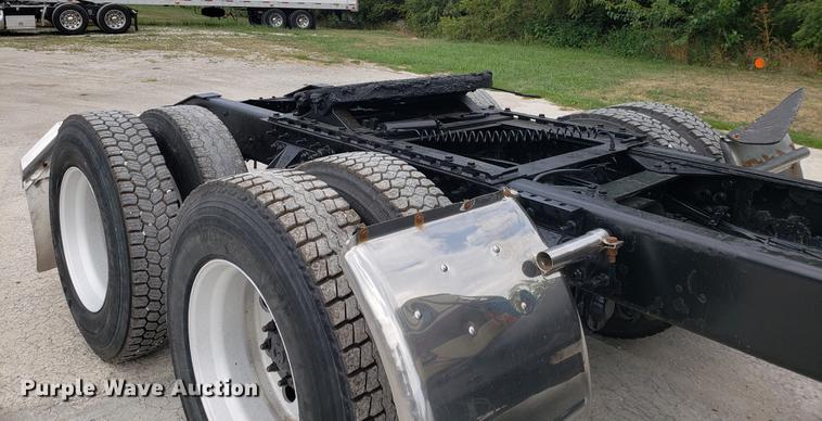 image for item DF2343 2005 International 9400i semi truck