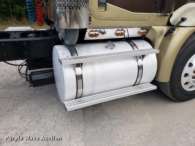 image for item DF2343 2005 International 9400i semi truck