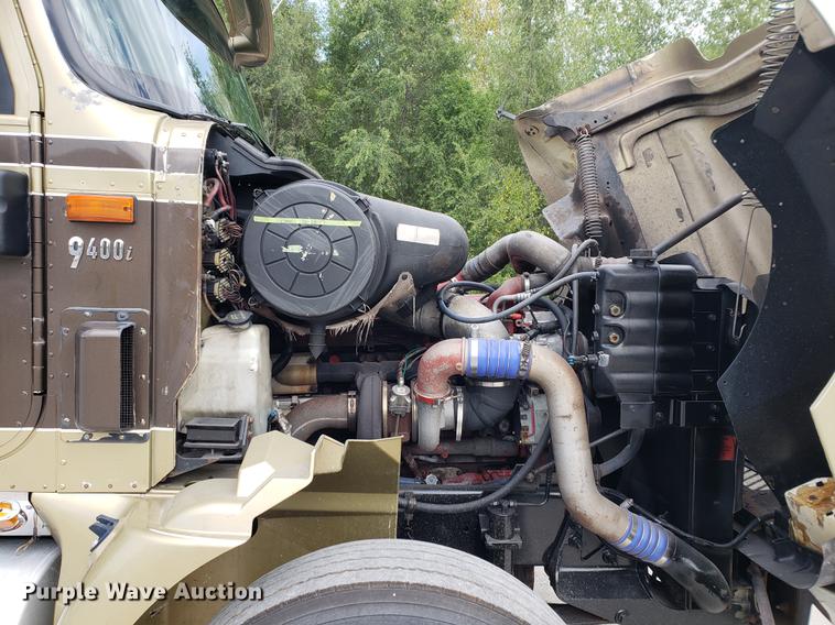 image for item DF2343 2005 International 9400i semi truck