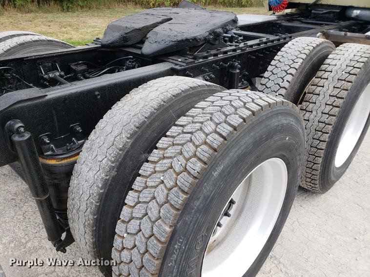 image for item DF2343 2005 International 9400i semi truck